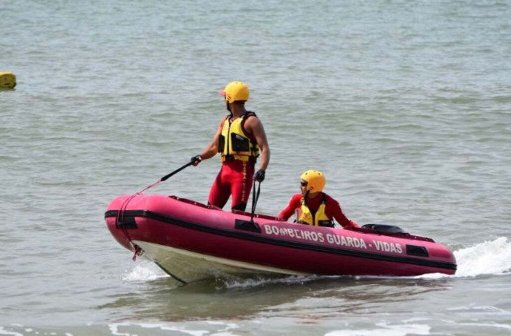 Bombeiro de folga auxilia em resgate de 12 pessoas no Portinho da Vila