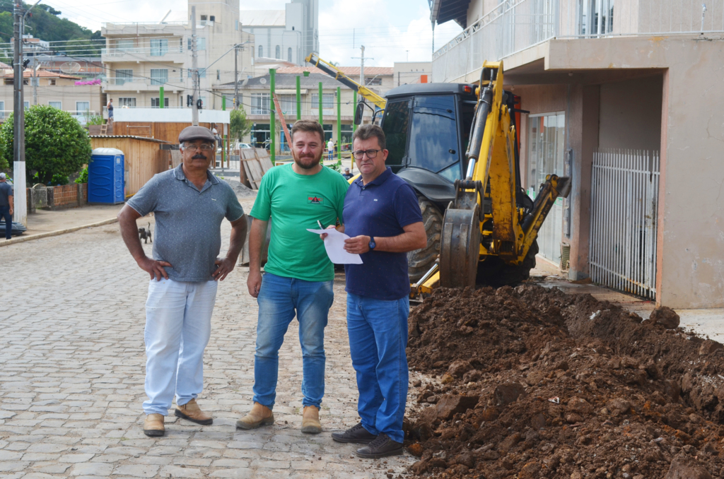 Implantação das redes de água e de esgoto iniciou na Rua Otacílio Granzotto