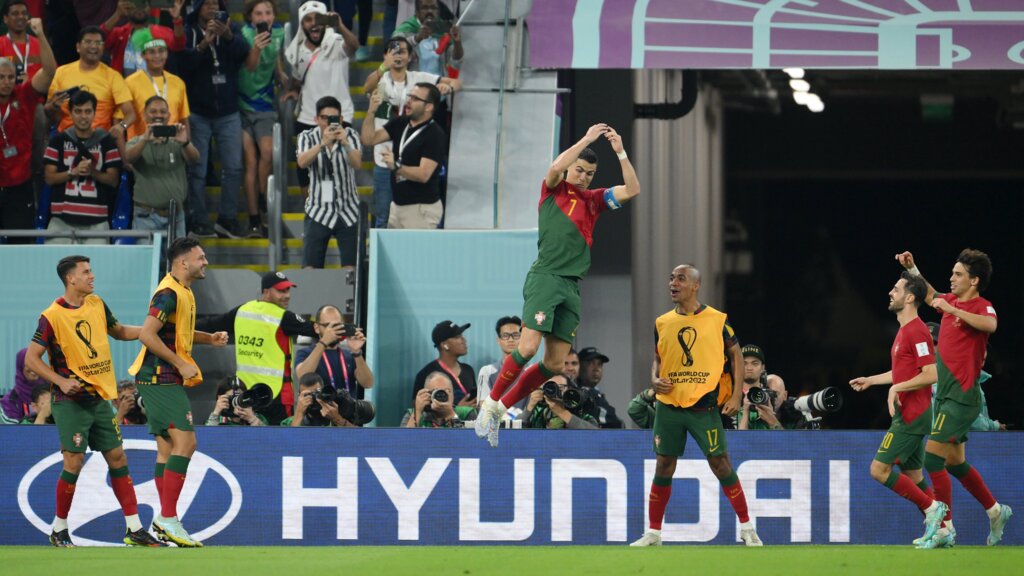 Foto: Divulgação - Fifa - Craque bateu forte, no alto, e não deu chances para o goleiro Zigi. Foi o oitavo gol de CR7 em Copas