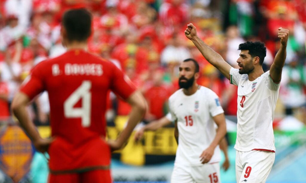 Irã derrota Gales nos minutos finais e sonha com oitavas da Copa