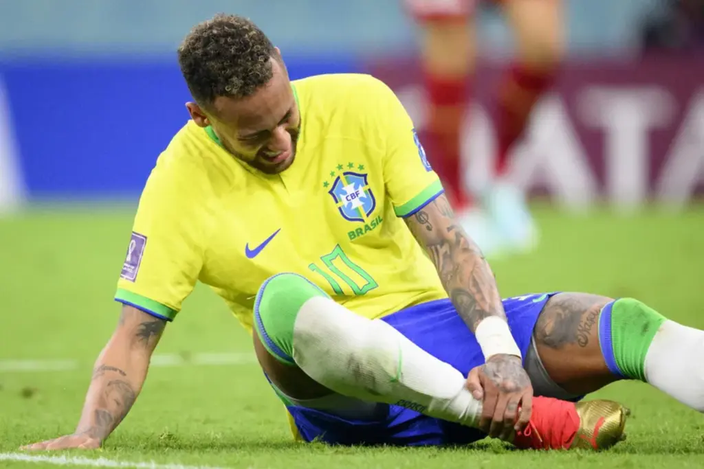  - Neymar sofreu lesão no tornozelo direito na estreia da seleção brasileira na Copa do Mundo 2022 — Foto: AFP