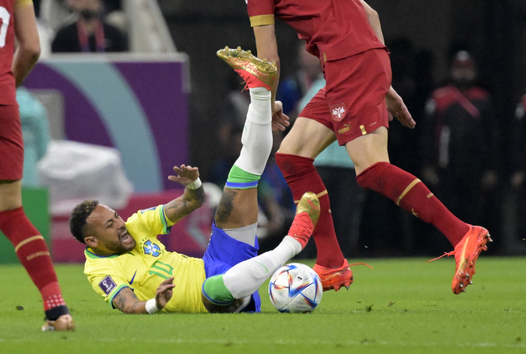 Foto: André Durão - Mowa Press - Atacante do PSG saiu machucado, chorando, aos 34 minutos do segundo tempo da vitória sobre a Sérvia, nesta quinta