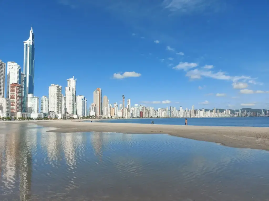 Piscina natural e degrau surgem ao mesmo tempo em faixa de areia alargada em Balneário Camboriú