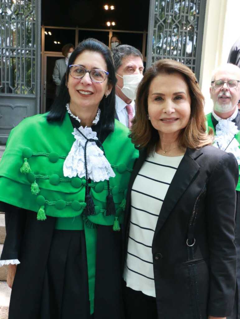  - Eloisa Silva Dutra de Oliveira Bonfá e Waleska Santos, no Teatro da FMUSP, em São Paulo