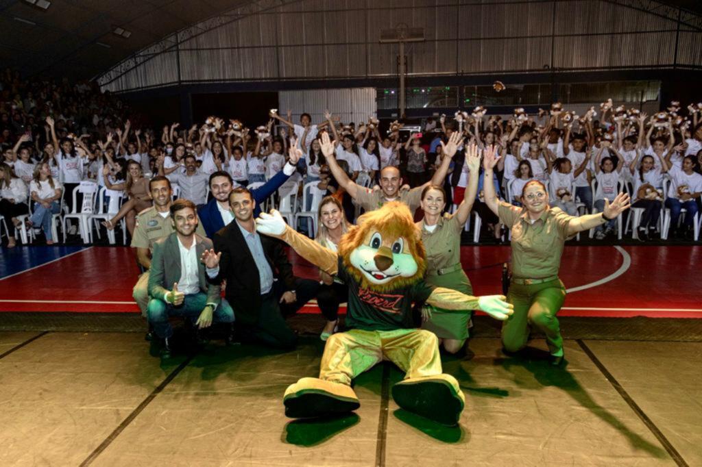 Mais de 400 alunos participam da formatura do Proerd em Garopaba