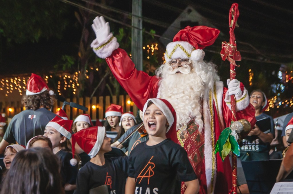 Duendes, trenó, luzes, decorações na abertura da rua do Papai Noel