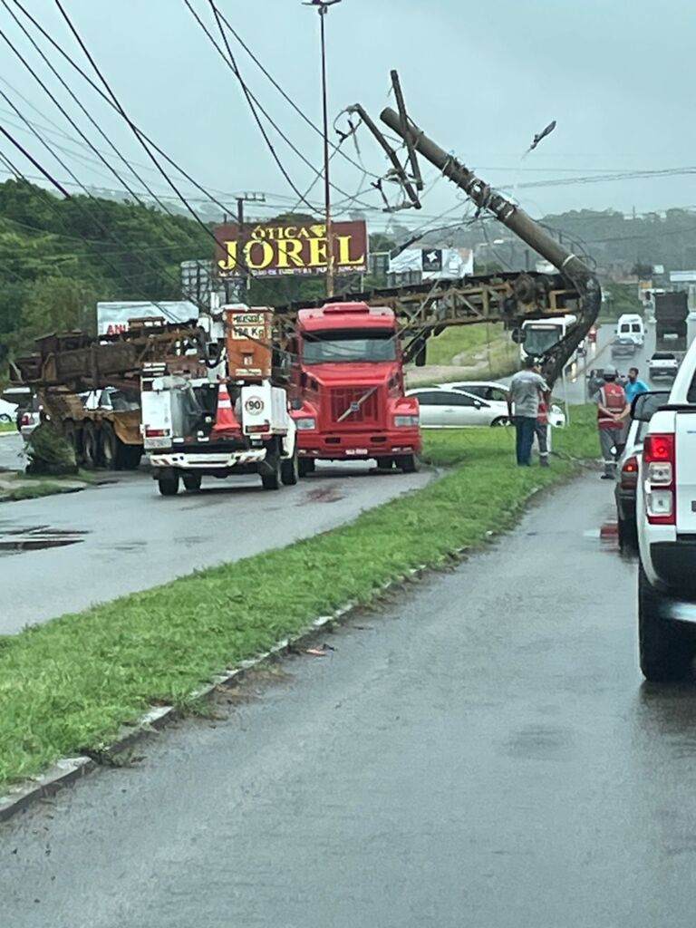 Caminhão bate em poste no Trevo da Cancha e deixa moradores sem energia