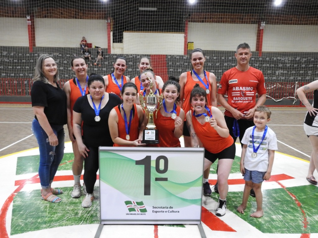 Equipe 'Chora Não Coleguinhas' é a campeã no basquete