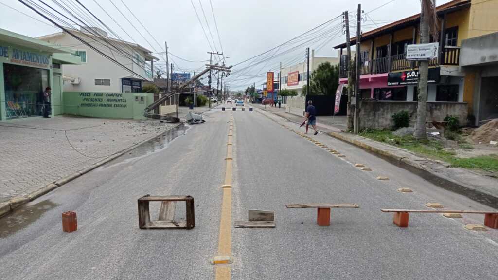 Caminhão derrubar poste de rede elétrica no Campo Duna