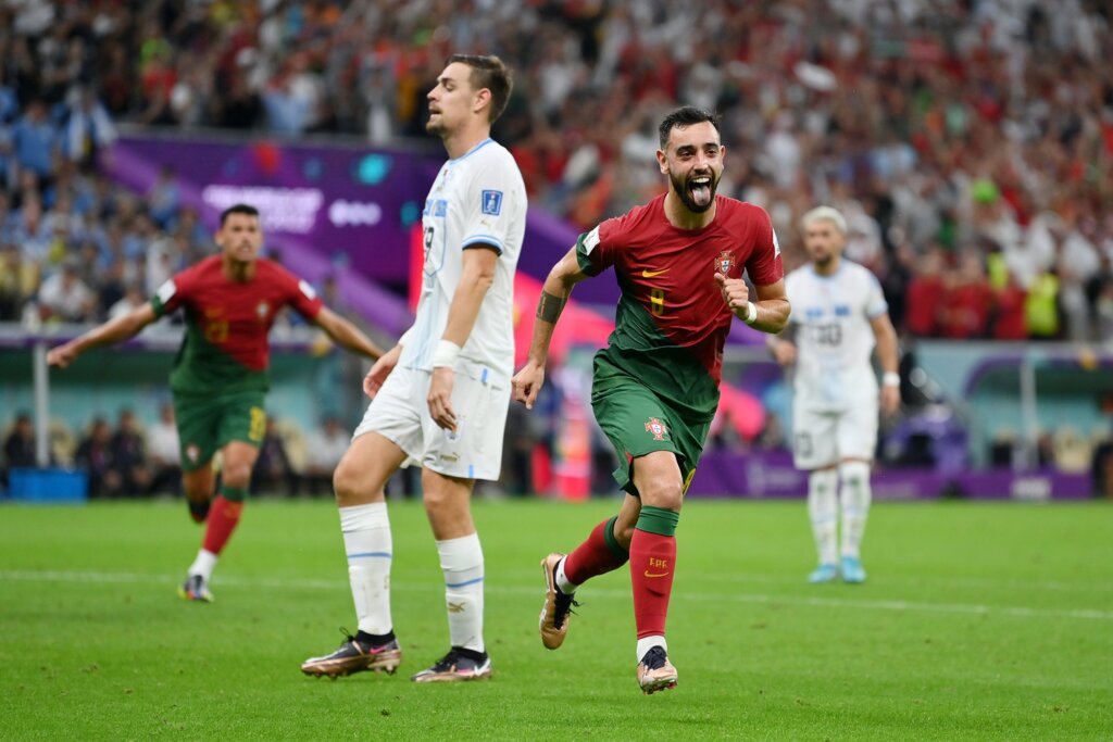 Foto: Divulgação - Fifa - Após abrir o placar em tentativa de cruzamento para Cristiano Ronaldo, Bruno Fernandes fechou o marcador de pênalti