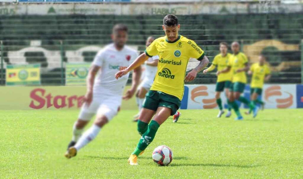 Foto: Divulgação - Ypiranga - Jogador foi titular em grande parte da campanha do vice-campeonato do Canarinho de Erechim no Estadual 2022