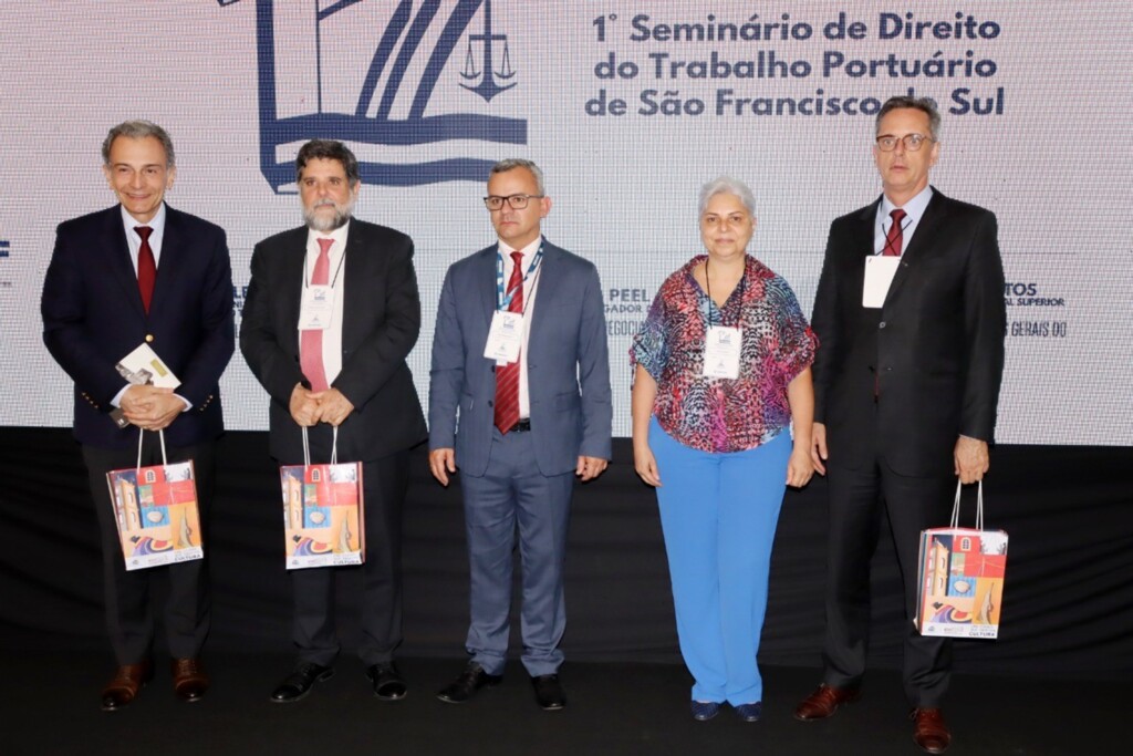 Fotos: Ghiu Lopes/Agência GMG. - Os Ministros do Trabalho, Drs. Alexandre Ramos e Caputo Bastos e o Desembargador, Dr Celso Peel, recebendo uma lembrança do Diretor Executivo do OGMO, Sr. Lierte de Amorim Moreira e da Advogada do OGMO, Sra. Ana Lucia Ferreira.