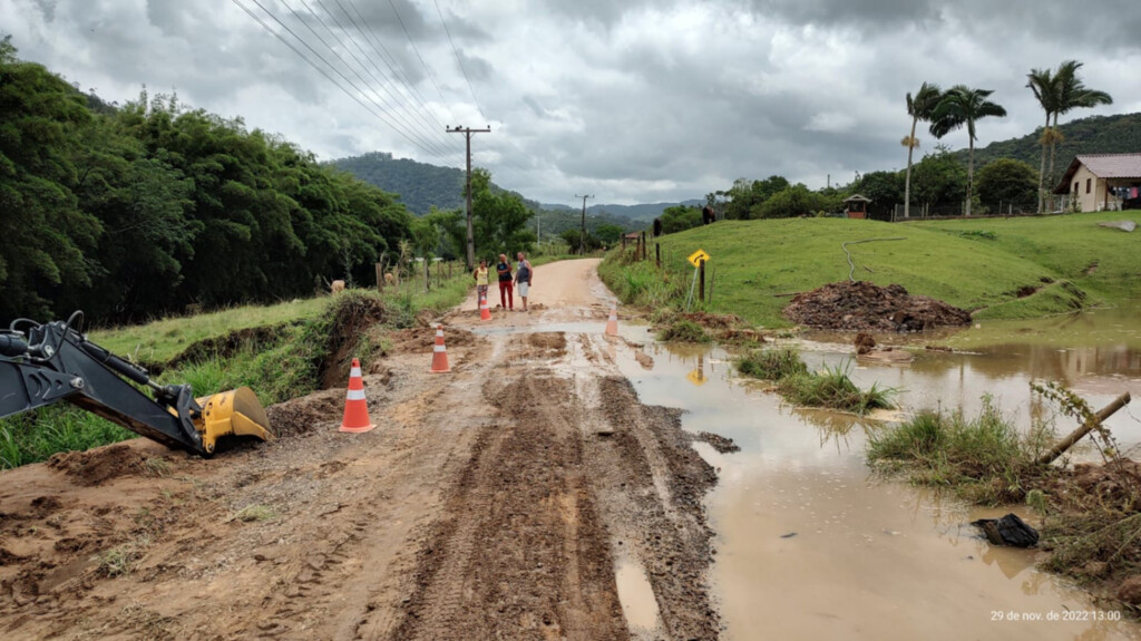Chuvas deixam trecho da estrada do Rio do Pouso em meia pista em Tubarão