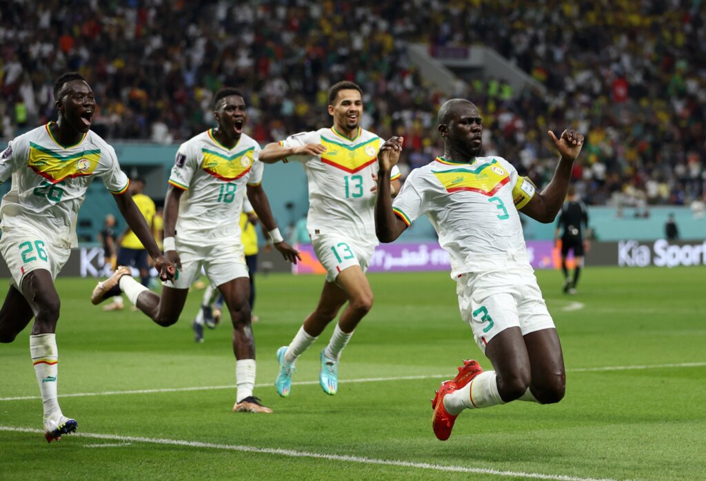 Foto: Divulgação - Fifa - Zagueiro Koulibaly apareceu na área adversária para desempatar o jogo a favor dos Leões de Teranga logo após gol do equatorianos