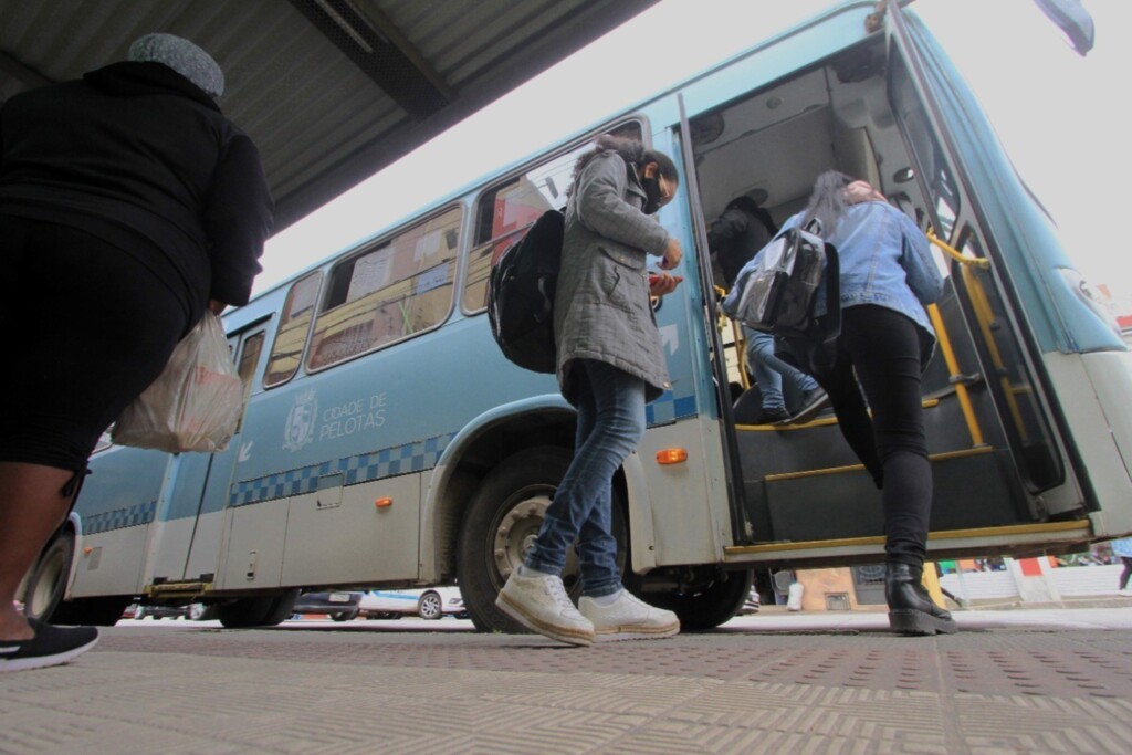 Prefeita assina decreto da redução da tarifa de ônibus em Pelotas