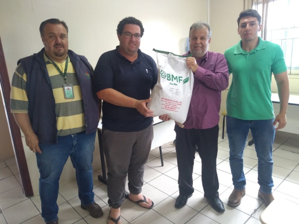 Agricultores de Otacílio Costa recebem sementes de milho através do programa Unidades de Referência Técnica