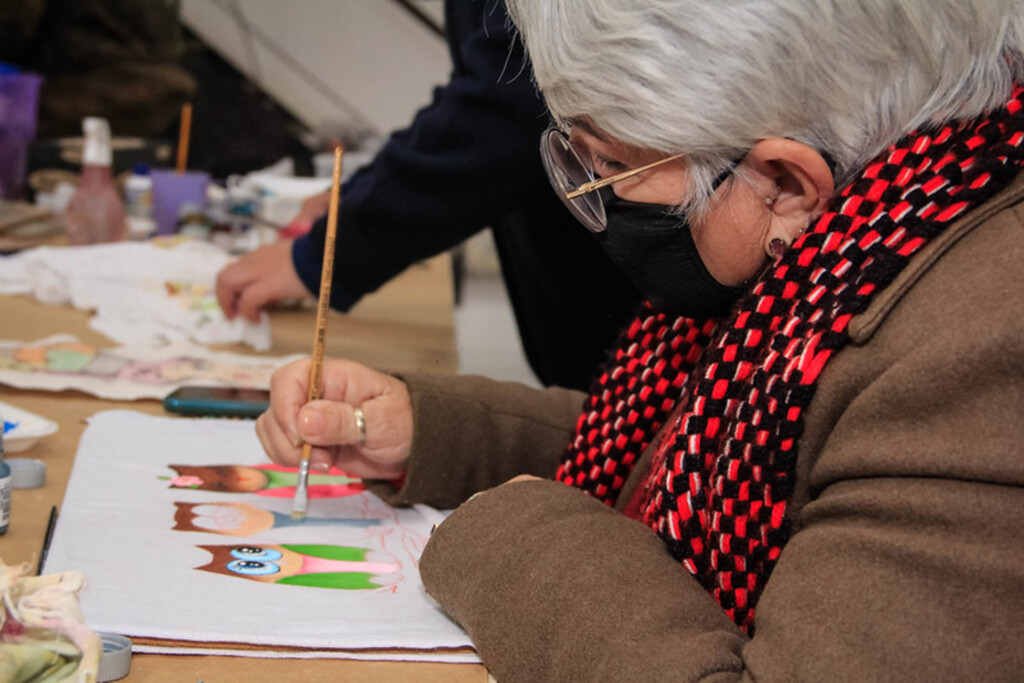 Onze mulheres participam de curso de pintura
