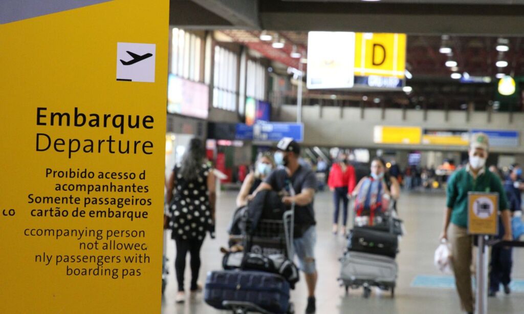 Serviço de bordo em voos nacionais é retomado neste domingo (22)