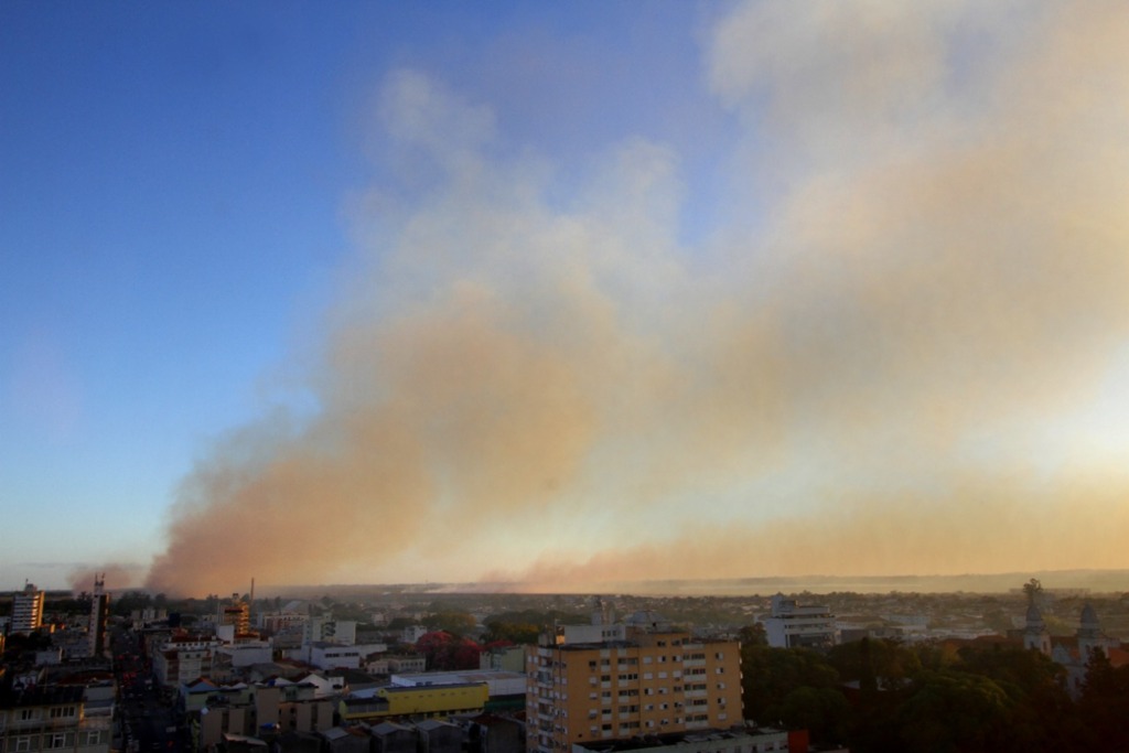 Bombeiros confirmam pelo menos quatro focos de incêndio em Pelotas