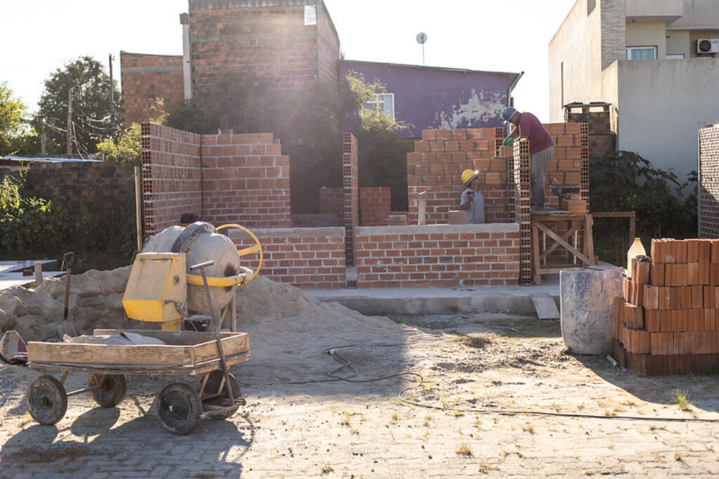 Construção de casas na Vila Farroupilha são vistoriadas pela Prefeitura de Pelotas