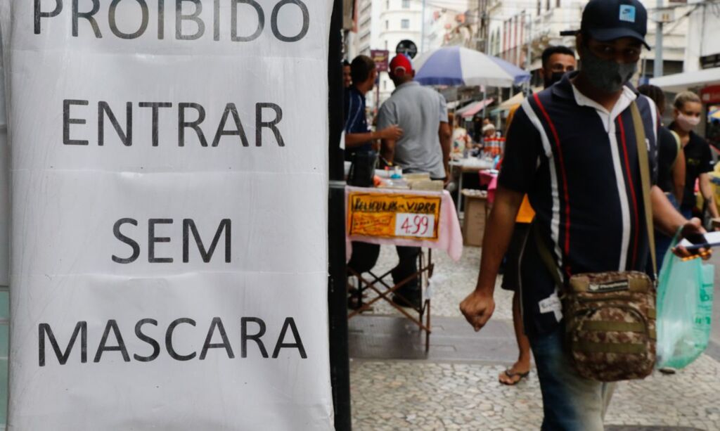 Em dois anos, variantes e vacinas moldaram fases da pandemia