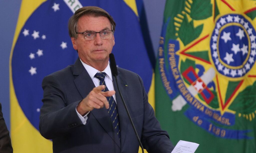 Brasil pode rebaixar pandemia de Covid para endemia, diz Bolsonaro