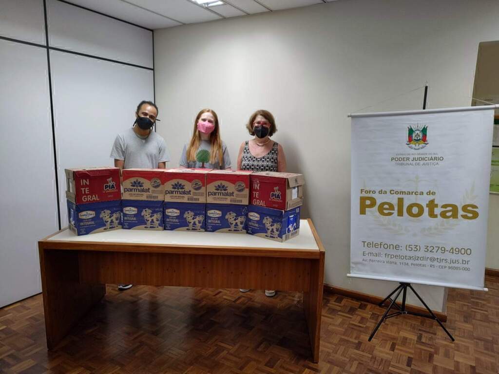 Foro de Pelotas e Ajuris doam  120 litros de leite para Instituto de Menores