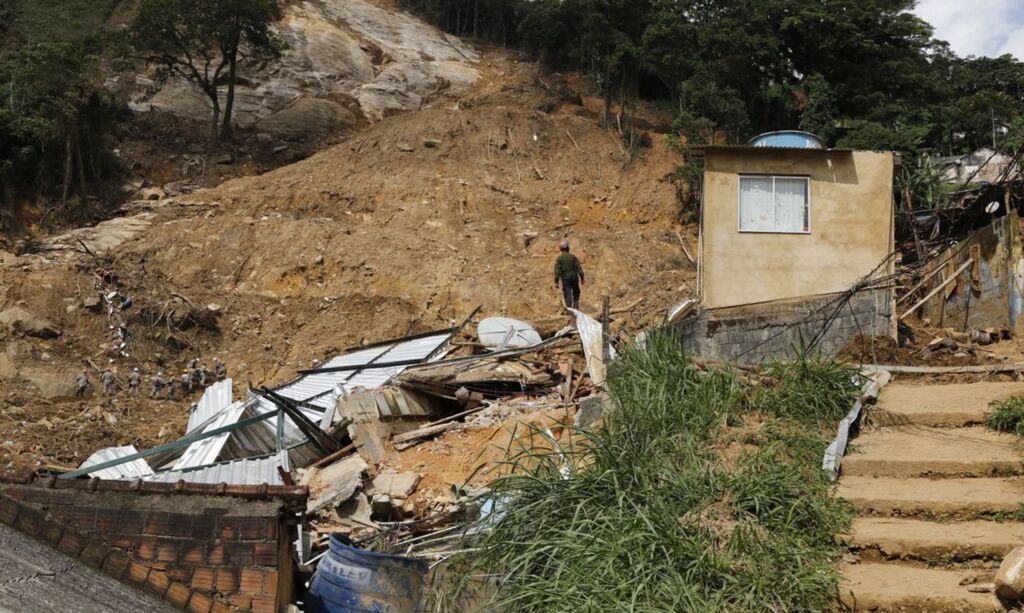 Petrópolis tem 876 abrigados em 13 pontos montados pela Prefeitura