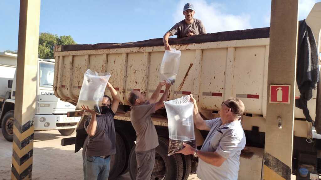 Prefeitura entrega mais de 17 mil alevinos a produtores rurais
