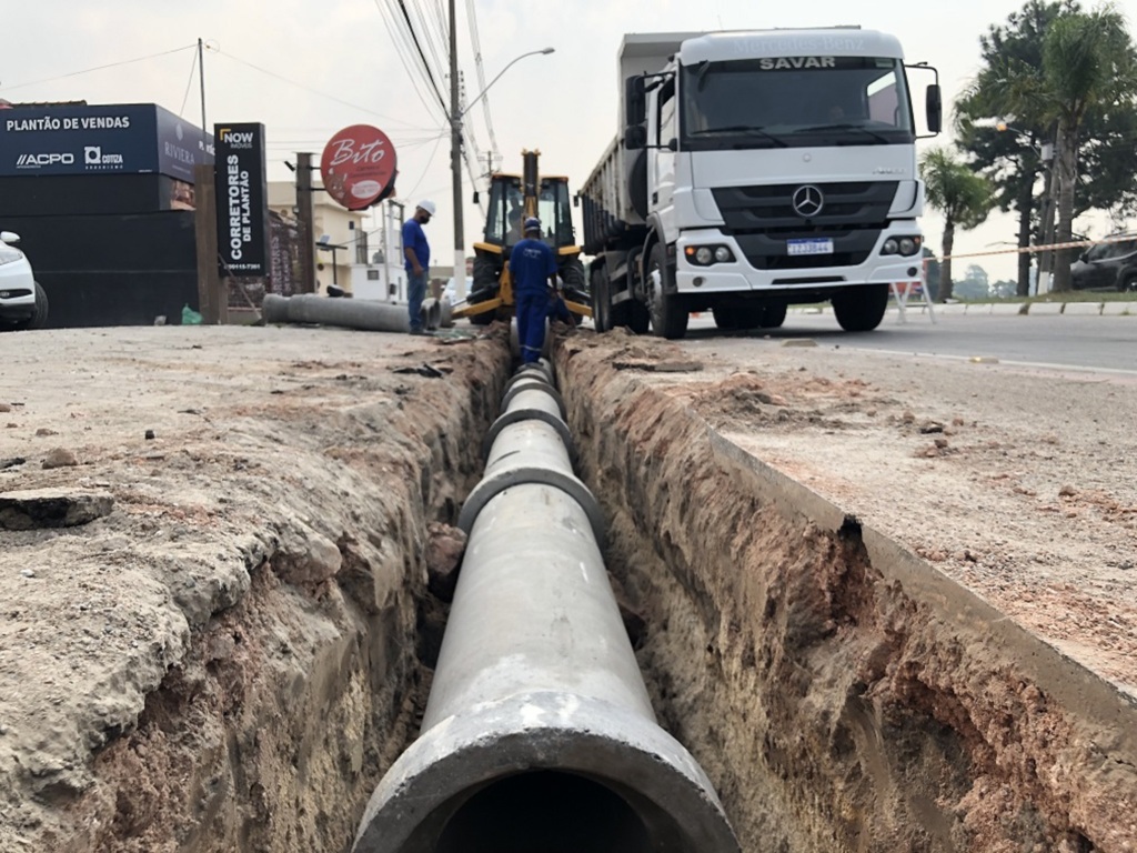 Sanep instala tubulação de drenagem na avenida Adolfo Fetter