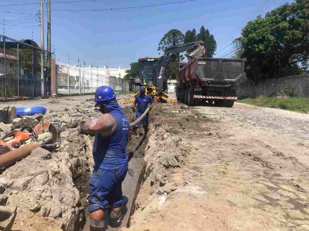 Sanep troca tubulação de água em região das Três Vendas