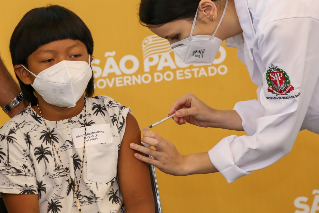 Indígena de 8 anos é a primeira criança vacinada no Brasil