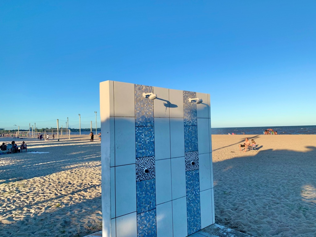 Sanep reforça manutenção dos chuveiros na praia do Laranjal