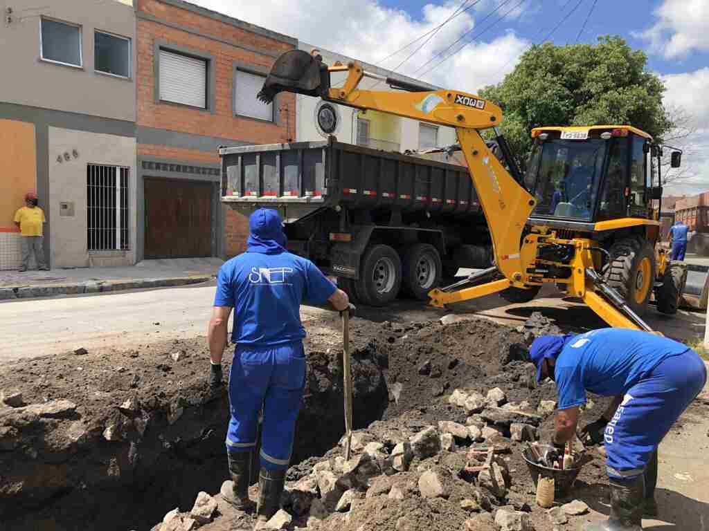 Sanep substitui rede de água na rua Manduca Rodrigues