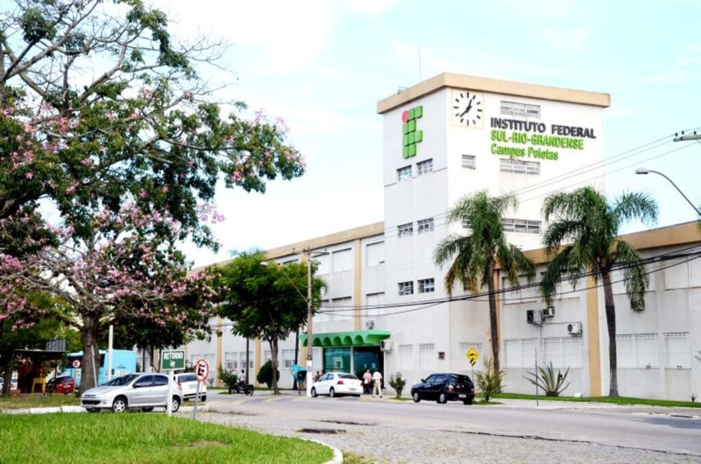 Servidores criam dispenser de álcool em gel para cadeirantes no IFSul