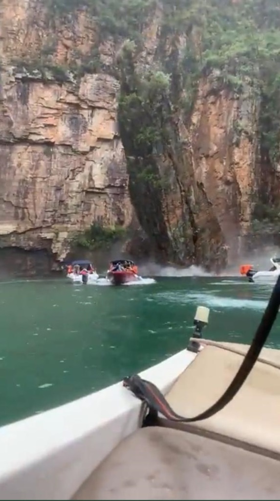 Rocha desaba sobre barcos de turistas em Capitólio, Minas Gerais