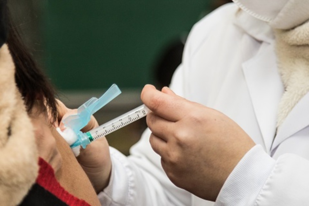 Quarta dose da vacina está disponível para imunossuprimidos