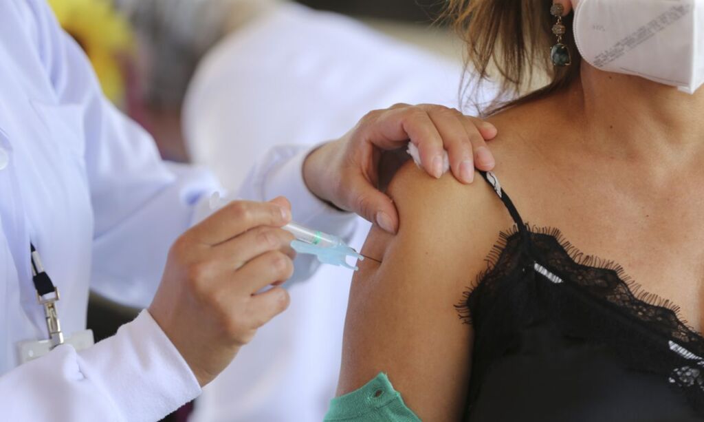Intervalo para terceira dose será reduzido para quatro meses