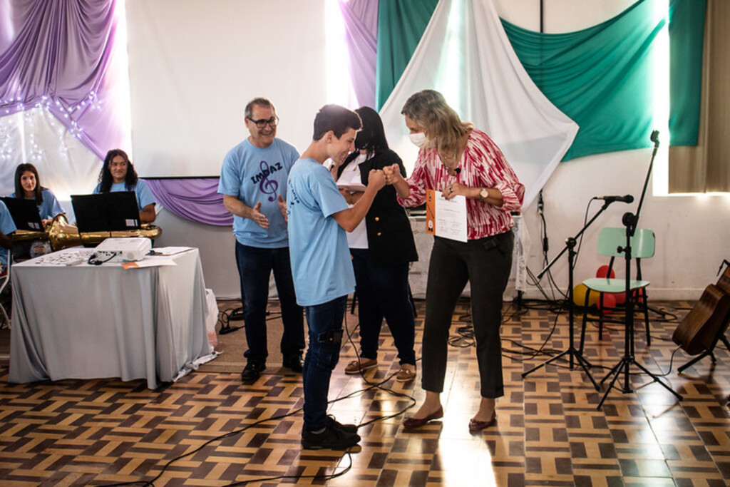 Paula entrega certificados a jovens do Instituto de Menores