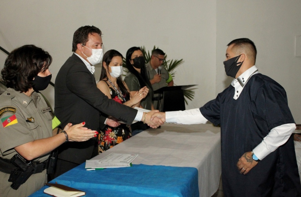 CRMV-RS participa de formatura de apenados como auxiliares veterinários