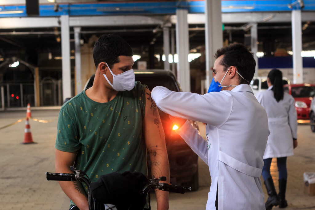 Brasil chega a 90% dos adultos com ao menos uma dose