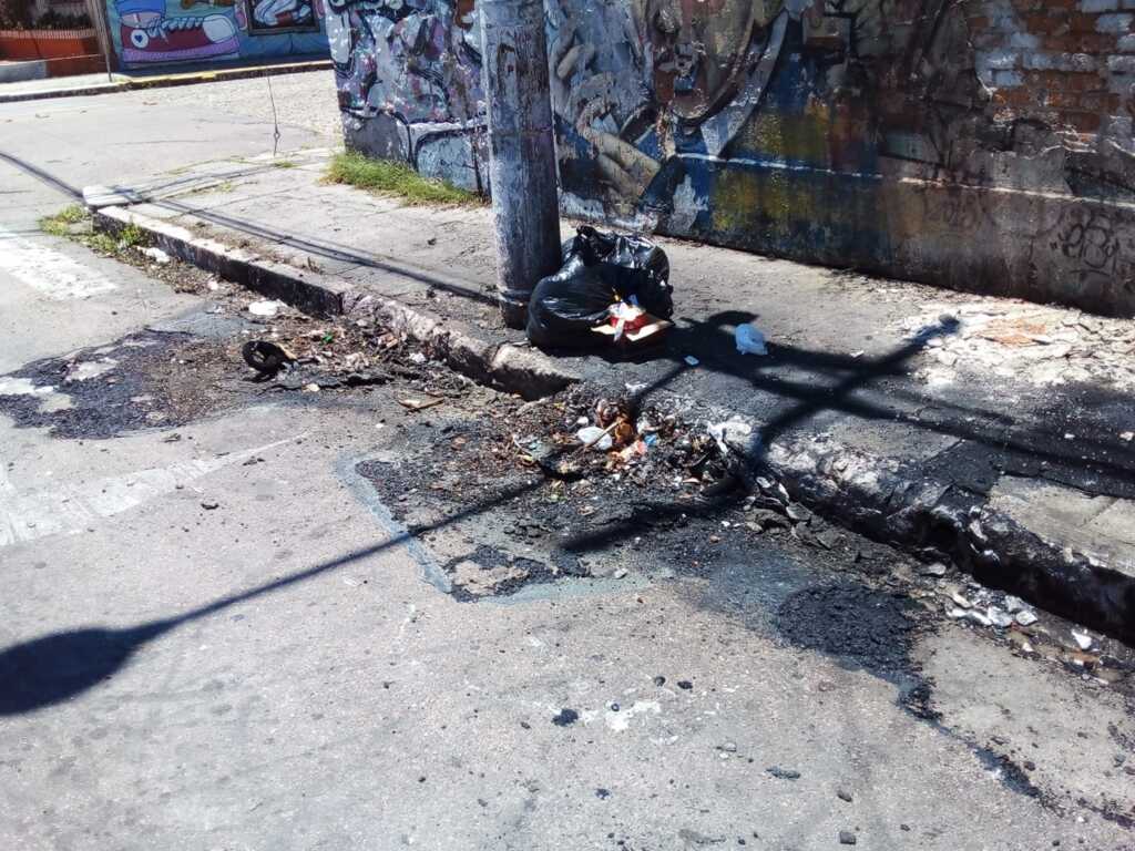 Cinco contêineres foram queimados em ação de vandalismo no Centro