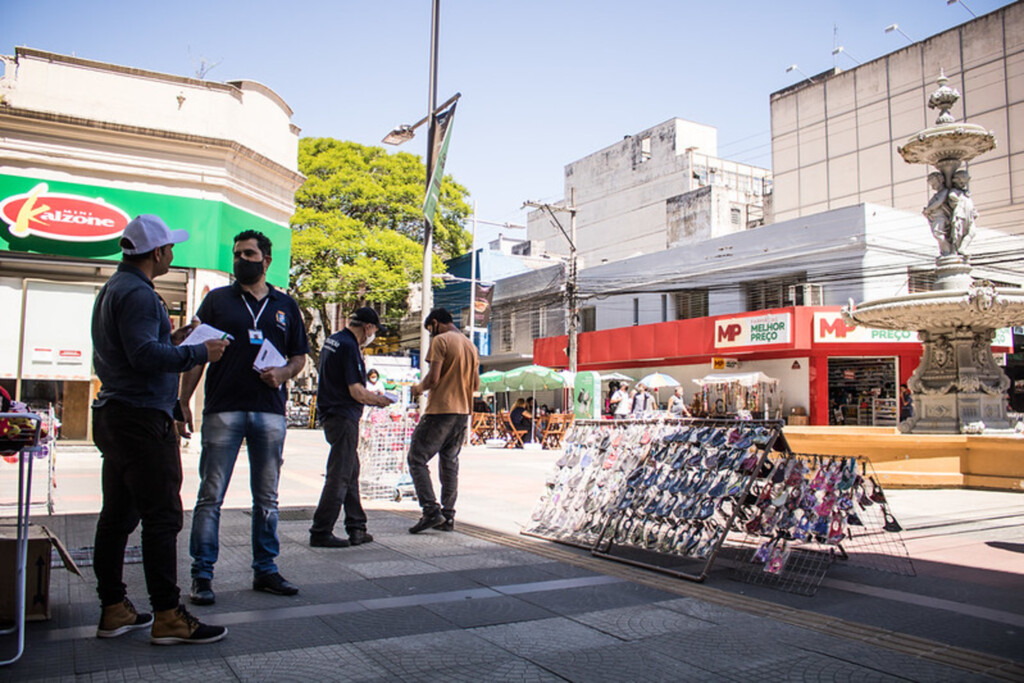 Prefeitura fiscaliza comerciantes irregulares na área central