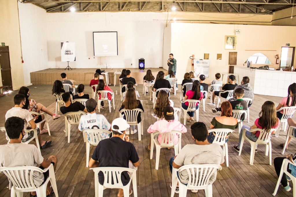 Jovens da Colônia Z-3 participam de curso do programa Start