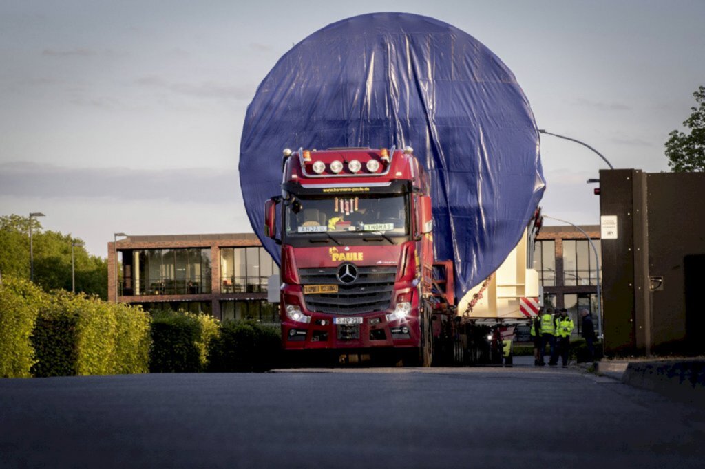 Caminhões Mercedes-Benz Actros juntam forças  para transportar carga gigante