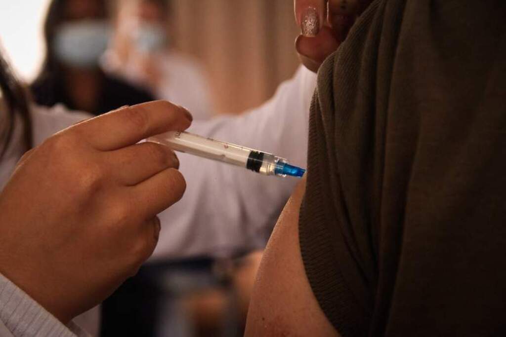 Quase 1 mil pessoas comparecem à vacinação na Escola Pedro Osório