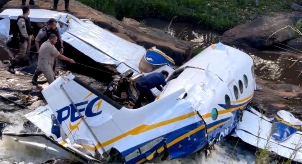Avião é retirado do local onde caiu em Minas, matando cinco pessoas