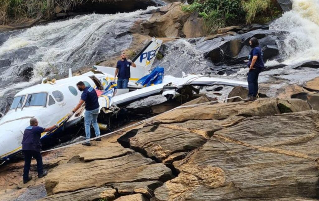 Corpos de tripulantes de avião são sepultados no Distrito Federal