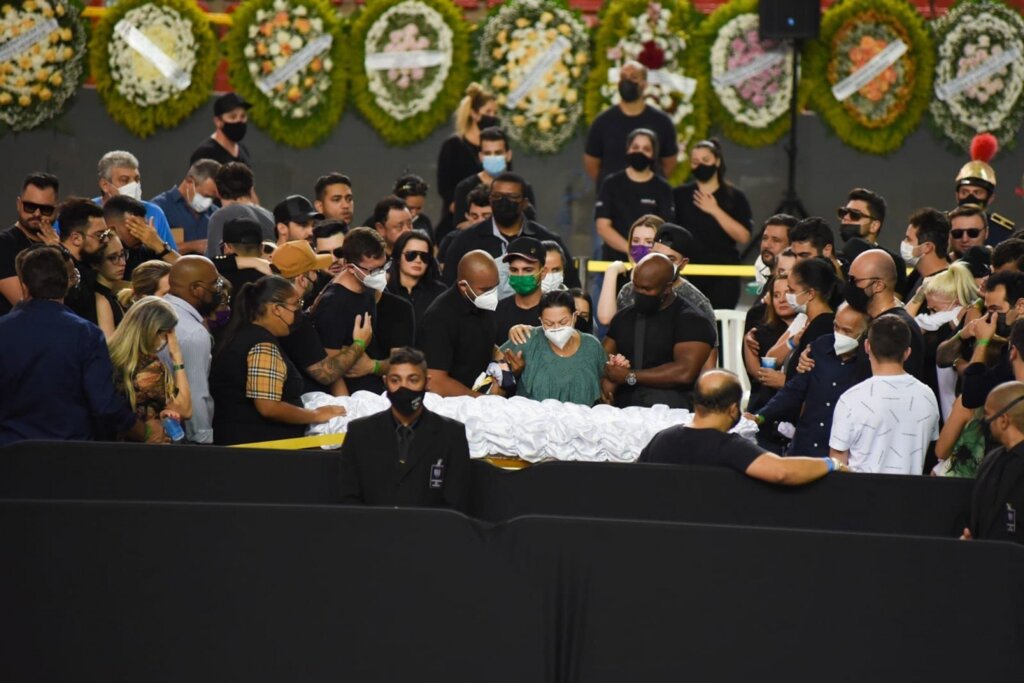 Fãs desolados se despedem de Marília Mendonça em velório