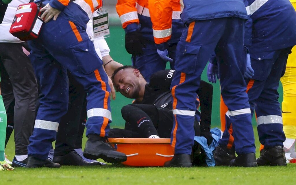 Neymar sofre lesão no tornozelo esquerdo